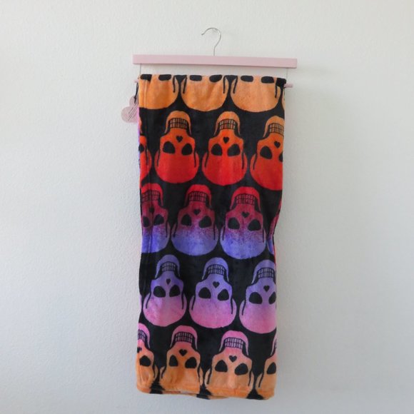 Betsey Johnson Skull Ultra Soft Plush Throw Blanket (50 in x 60in) - Picture 5 of 6